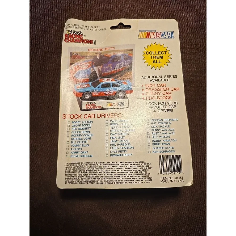 Mark Martin Valvoline #6 Stock Car with Card And Display Stand 1:64‎ NEW